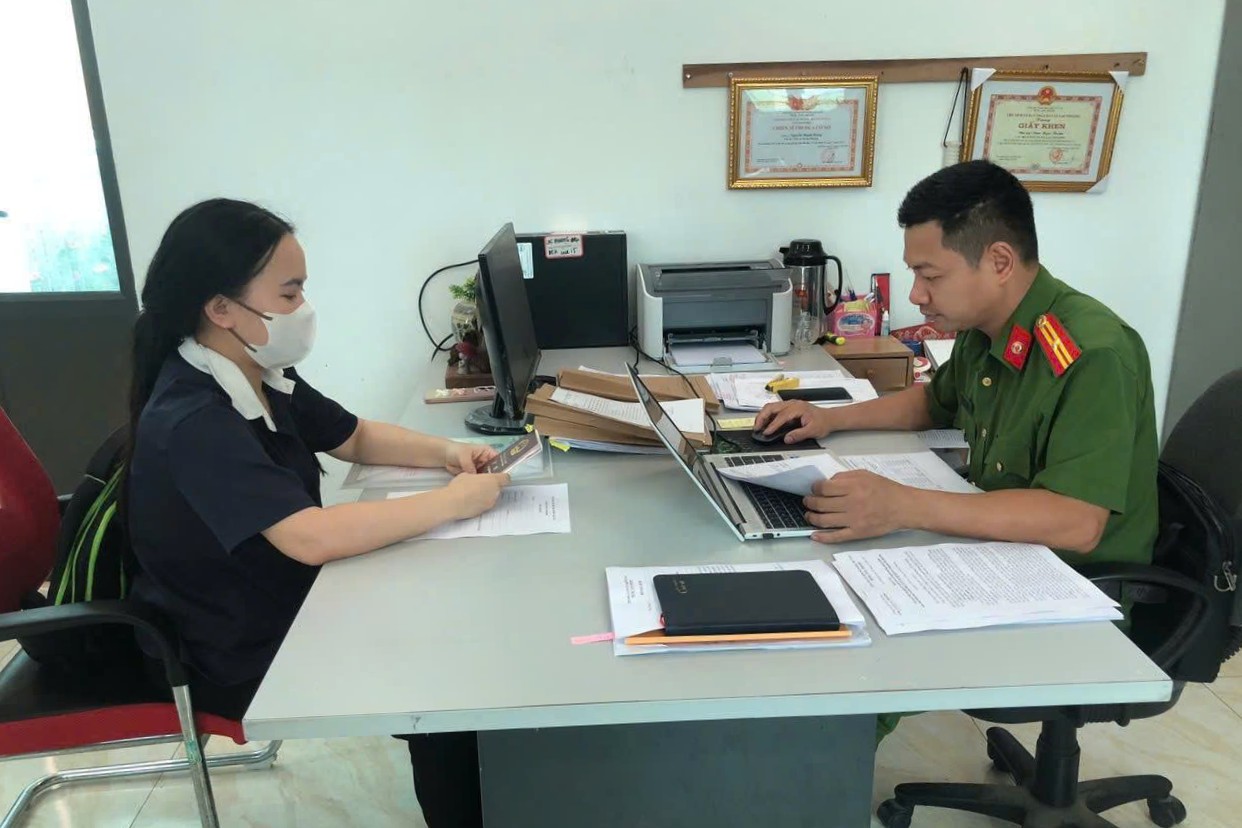 Công an xã Lạc Phượng đẩy mạnh tuyên truyền, hướng dẫn khai báo tạm trú cho người nước ngoài